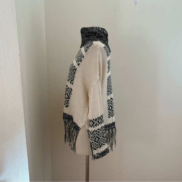 Miss Me Rare Bohemian Southwestern Navajo Fringe Turtleneck Sweater Size M/L - Picture 3 of 12